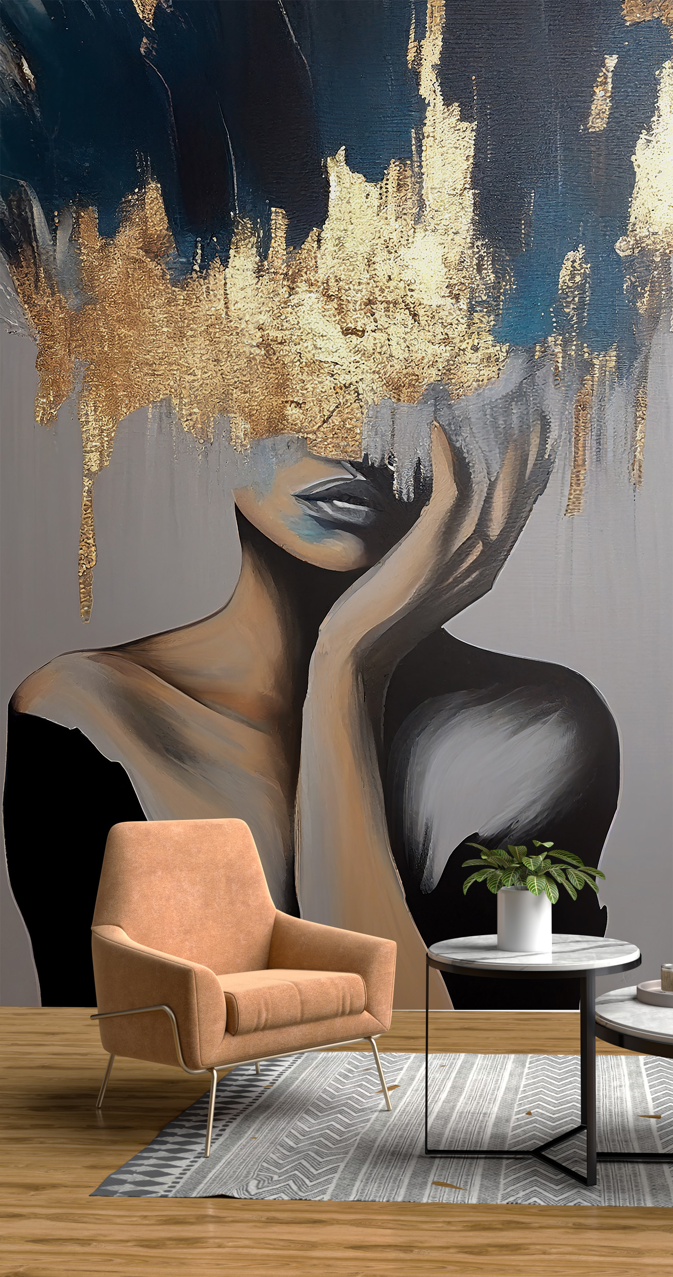 Pictura murală a unei femei în spatele unei cortine de aur
